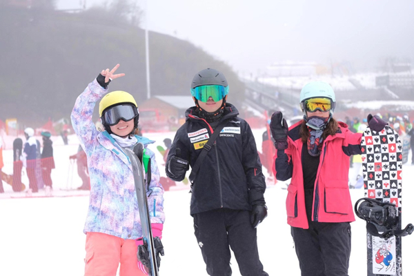 2 ski resorts reopen in Anji