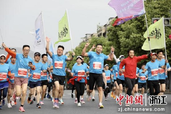 Huzhou holds relay race to welcome Asian Games
