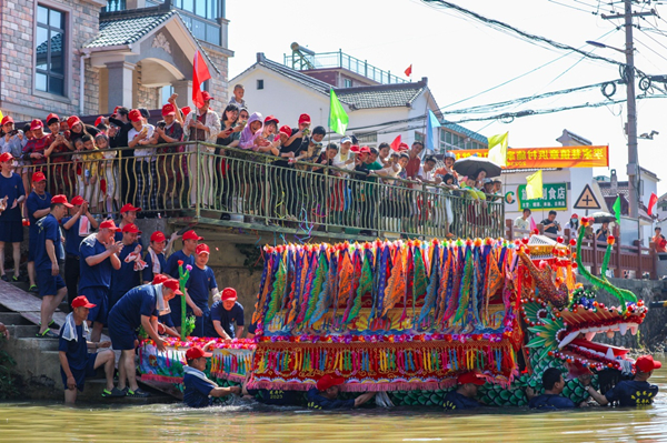 Flower-adorned dragon boat launched to mark Duanwu Festival