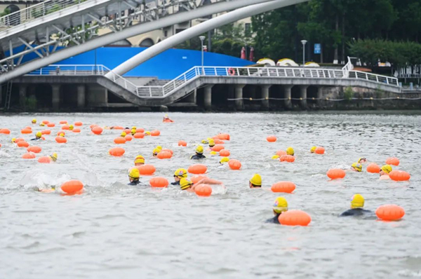 Nearly 1,000 swimmers make a splash in Huzhou