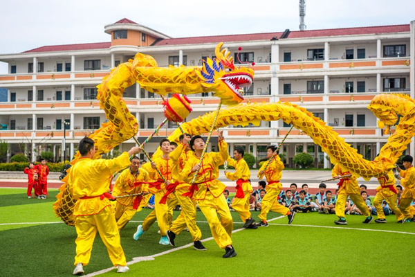 Dragon dance staged to mark Dragon Boat Festival