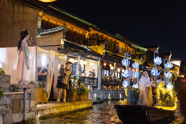 Night tourism flourishes in ancient town