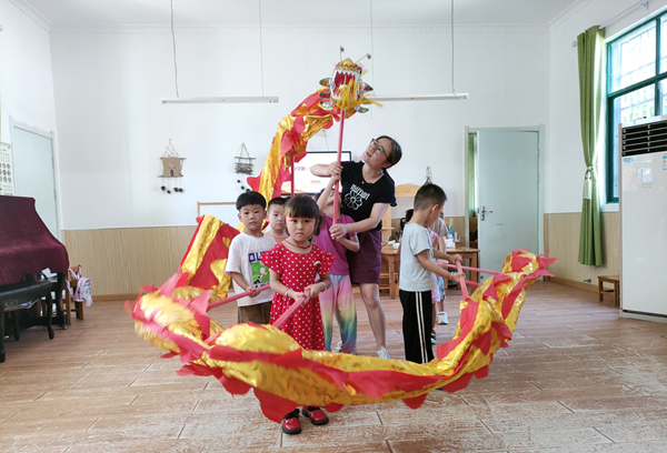 Dragon dance staged to greet upcoming Games   