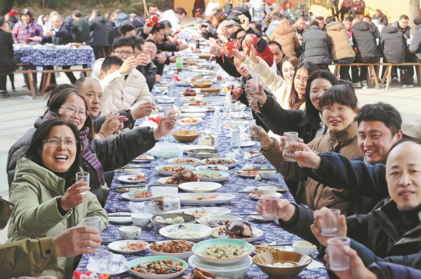 Long-table banquet staged to celebrate fish harvest