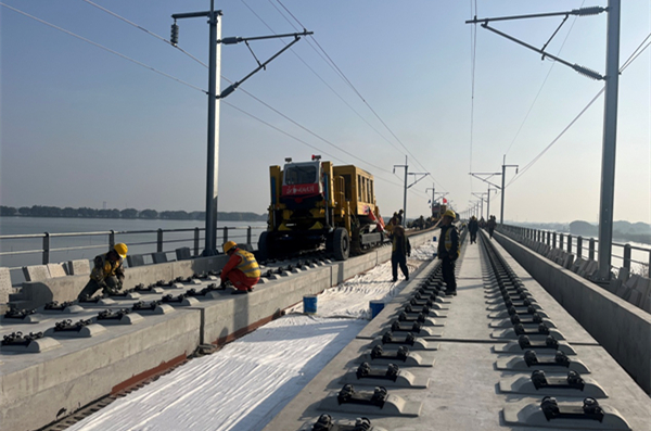 Rail-laying for Shanghai-Suzhou-Huzhou High-speed Railway extends to Huzhou                                        