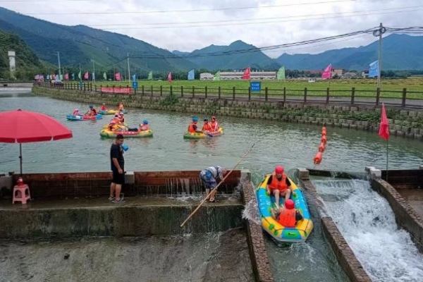 Booming water tourism in Huzhou amid scorching heatwave