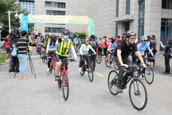 Cross-Strait youth enjoy cycling in Huzhou