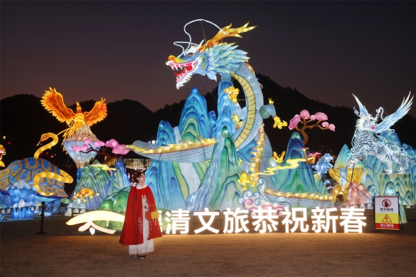 Huzhou's lantern show brings classic tales to life