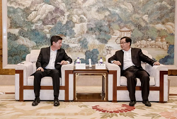 Governor from Ecuador visits Huzhou