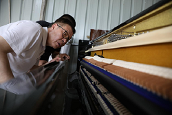 S Korean piano tuner contributes to piano manufacturing in Huzhou