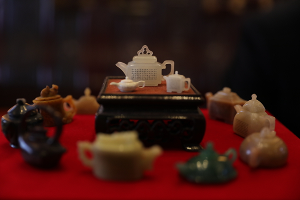 Artisan carves The Classic of Tea on teapots