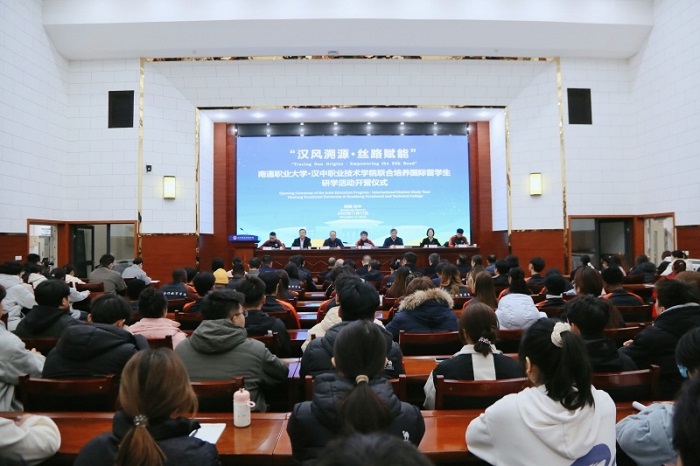 Nantong Vocational University launches study tour for intl students in Shaanxi province