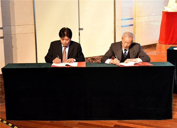 Yun Guohong and Ulanhu sign an agreement.jpg