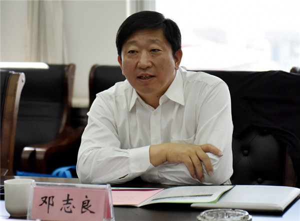1526634639350025559.jpg Deng Zhiliang, vice-president of NUIST speaks at the meeting.jpg