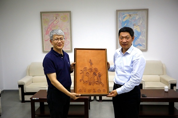 1526953141710060338.jpg Liu Jiuwan, vice-president of IMNU presents a gift to a representative from the National Ballet of China.jpg