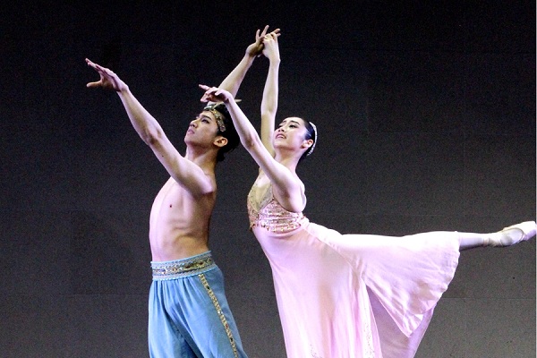 1526953147492045537.jpg Two dancers from the National Ballet of China perform at IMNU.jpg