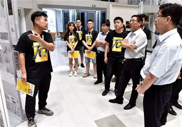 1529460816324075635.jpg IMNU graduates introduce their design works.jpg