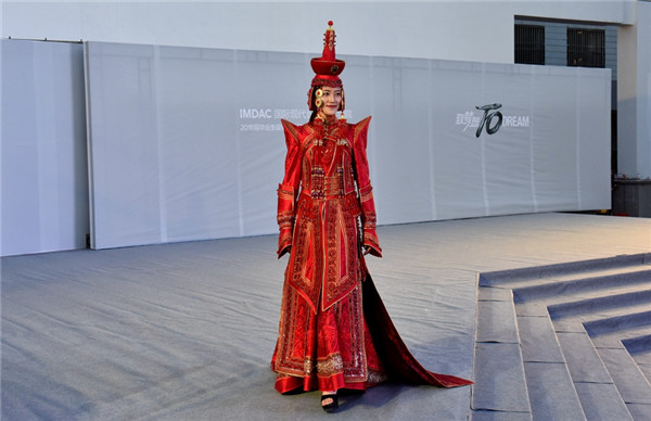 1529461035749054284.jpg model of the fashion show.jpg