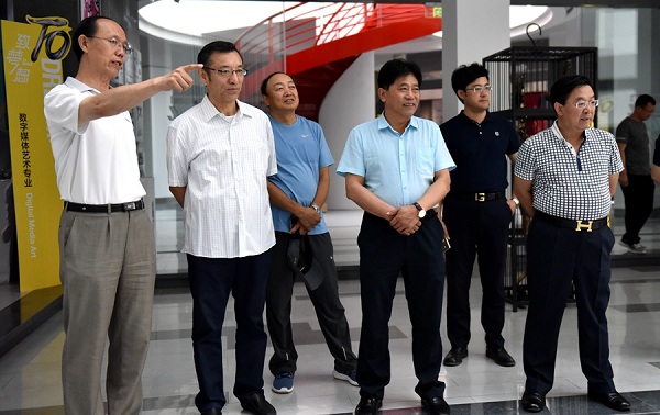 1529917052569099236.jpg Lian Ji, second from left, director of Chinese National Academy of Arts, visits Inner Mongolia Normal University (IMNU), accompanied by IMNU President Yun Guohong, third from right, June 21.jpg