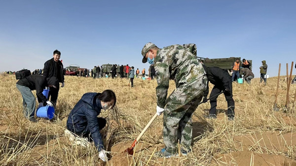 Thousands gather to plant trees in Alshaa, Inner Mongolia