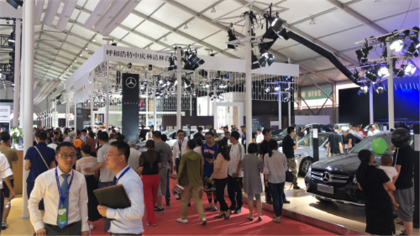 Crowds of people visit the international auto exhibition in Hohhot.png