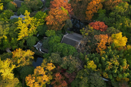 Autumn brings vibrant colors to Qiuxiapu Garden