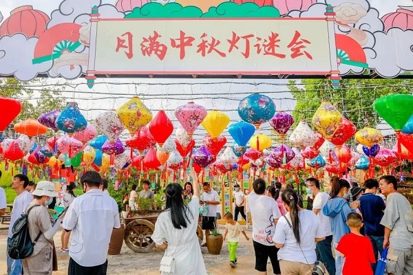 Scenic spots in Binhu attract tourists with diverse activities during Mid-Autumn Festival