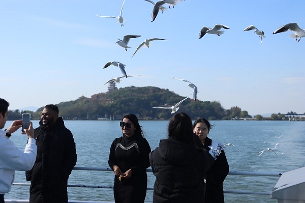 Expats enjoy culture, scenic tour in Wuxi