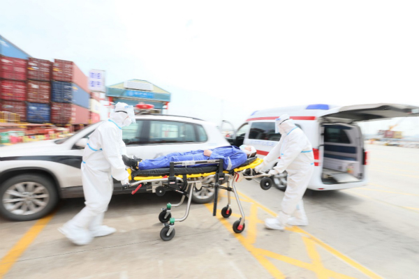 Taicang immigration inspectors help aid injured sailor