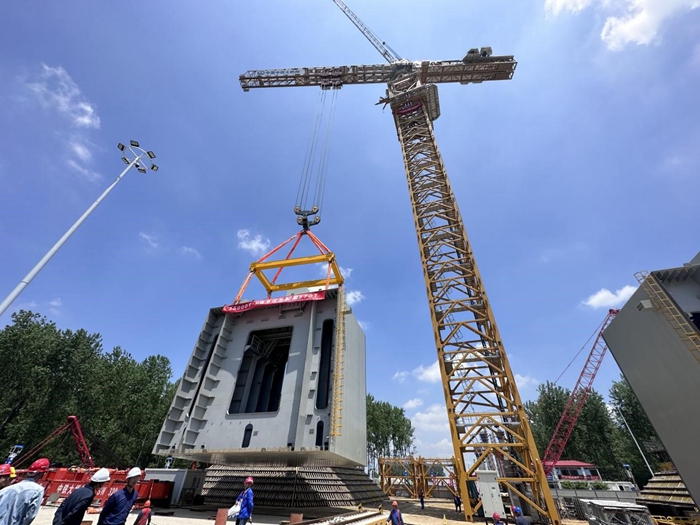 World's largest tower crane installed at new Yangtze bridge.jpg