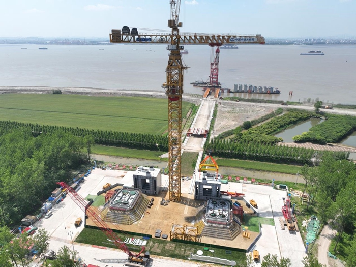 World's largest tower crane installed at new Yangtze bridge2.jpg