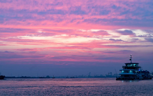 Enjoy stunning sunsets in Taizhou city's Binjiang Park