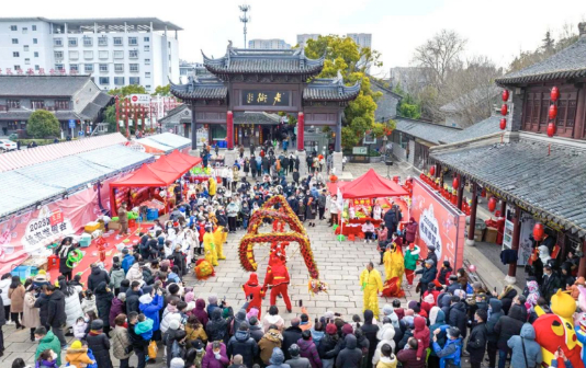 Hailing's folk performances wow crowds at Spring Festival