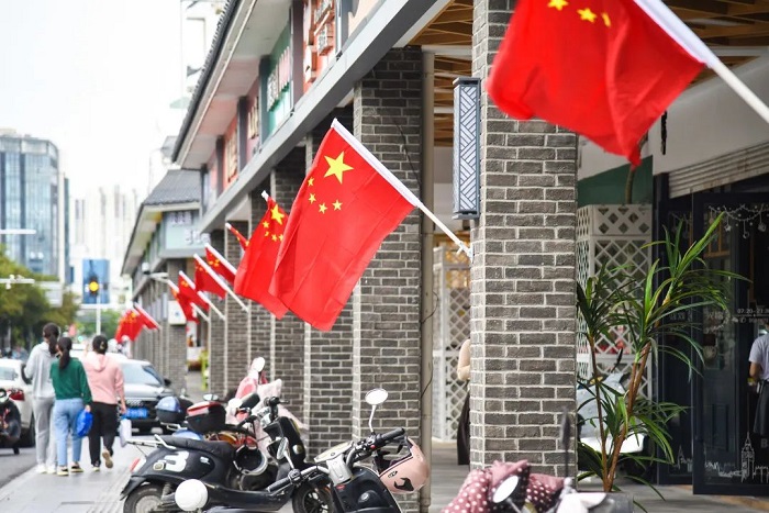 Taizhou's Hailing district filled with National Day spirit 