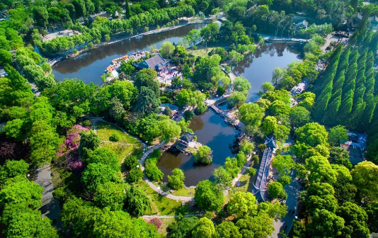 Breathe fresh air in parks of Taizhou's Hailing district