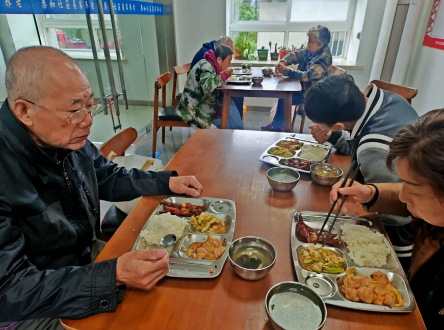 Jingtai Road sub-district establishes cafeteria for seniors