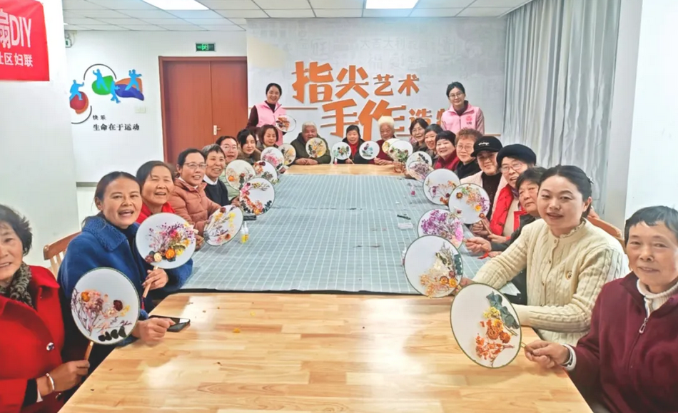 Taihe community holds tuanshan fan making activity