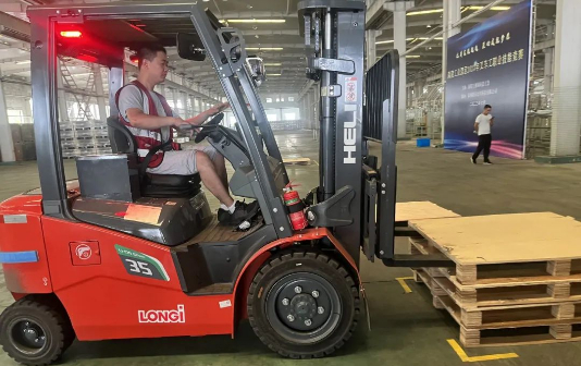 Hailing Industrial Park holds forklift skill competition 