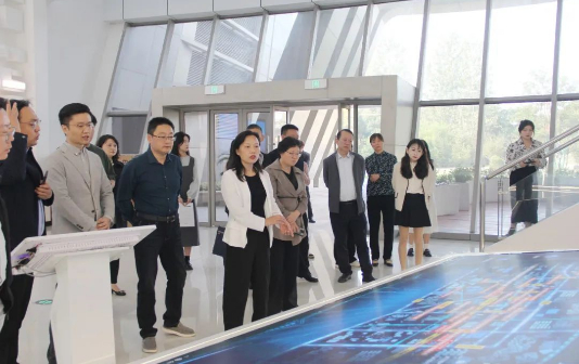 Zhenjiang delegation visits Hailing Industrial Park