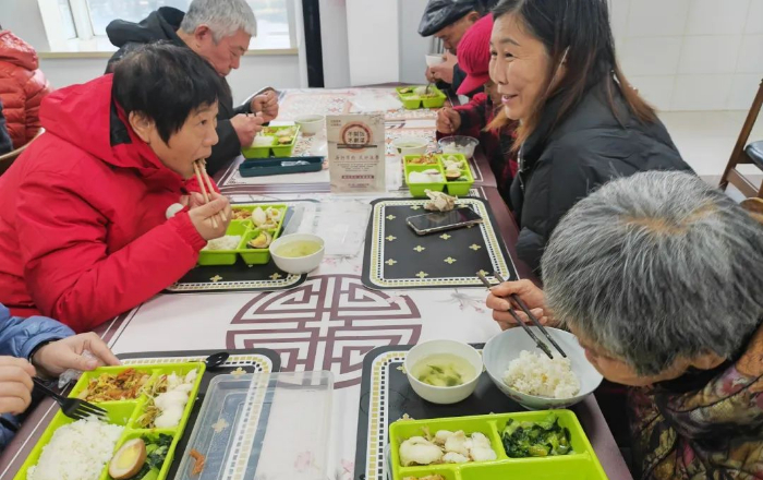 Taihe community in Taizhou creates special seniors canteen 
