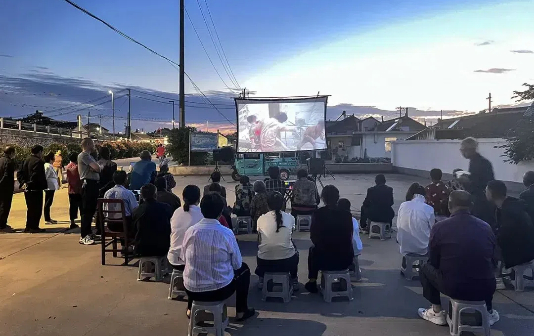 Folks in Taizhou's Hailing district love colorful nightlife