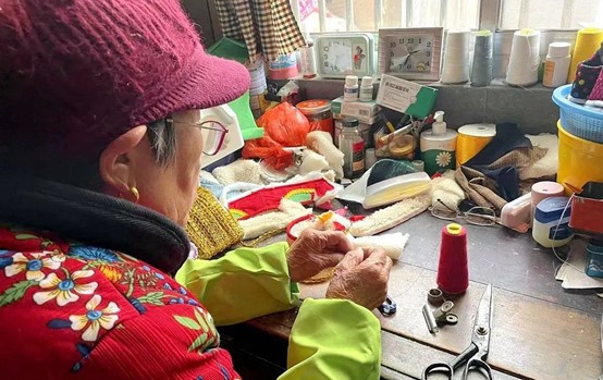 Shoemaker revives fading folk art