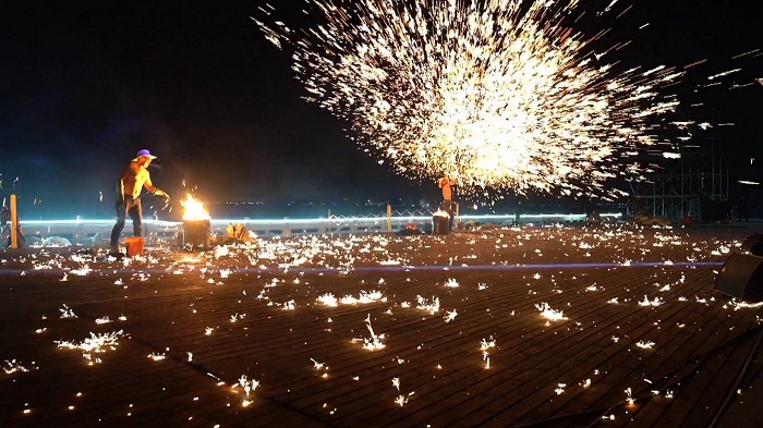 Molten iron sparks create dazzling fireworks show in Taizhou
