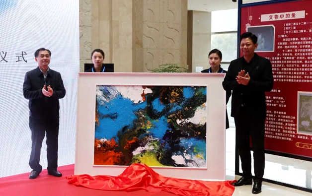 Artist Cao Jun donates painting to hometown Taizhou