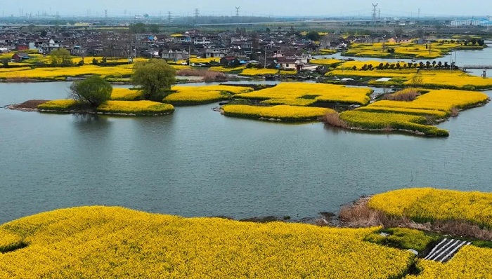 Water town offers delightful spring views