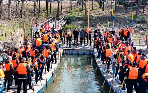 Jiangyan district folks practice for Qintong Boat Festival