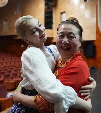 Taizhou art troupe enthralls Russians with traditional dance