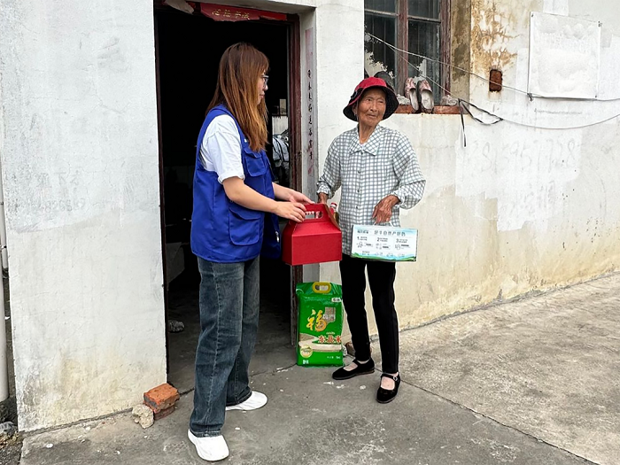 Volunteers bring care, joy to Jiangyan's senior citizens