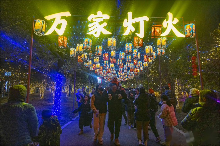Taizhou's Jiangyan district installs 100,000 colored lights
