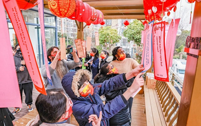 Expats enjoy Lantern Festival fun in Jingjiang